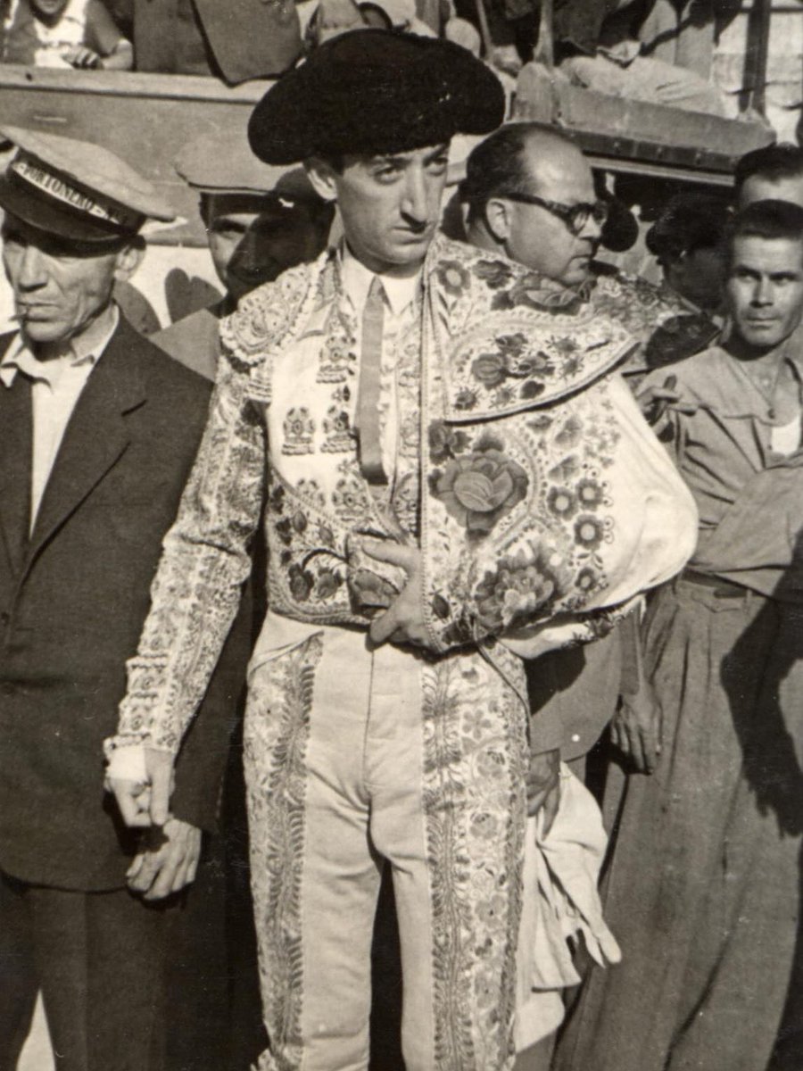 Efeméride 🔙 | Un 28 de agosto de 1947, hace hoy 78 años, fue cogido en la plaza de Linares 🏟️ Manuel Rodríguez “Manolete” por el toro Islero, de la ganadería Miura. 🐂 Herido de gravedad, falleció horas después en el hospital de la ciudad.