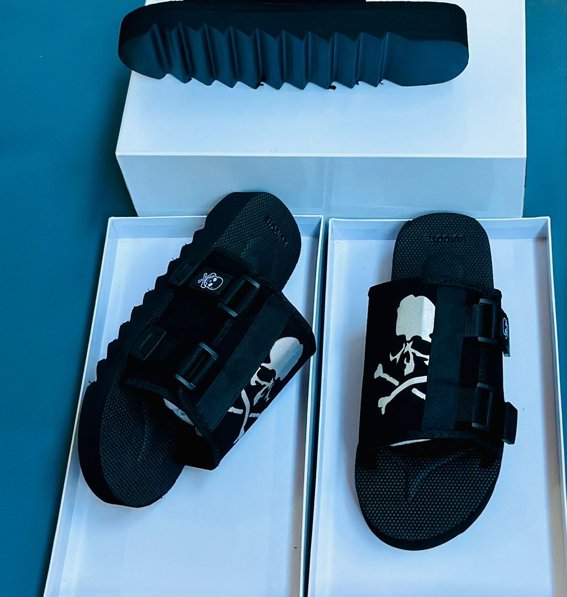 𝐎𝐑𝐈𝐆𝐈𝐍𝐀𝐋𝐋𝐘 𝐍𝐄𝐖 𝐒𝐀𝐍𝐃𝐀𝐋𝐒 
𝐒ize: 𝟒𝟎,𝟒𝟏,𝟒𝟐,𝟒𝟑,𝟒𝟒,𝟒𝟓
Price: 25,000/=
Delivery Yes I Do
Location Kariakoo Mtaa Congo Jengo La Raha Restaurant
Call &amp; Dm +255626560477.

QUALITY IS ASSURED