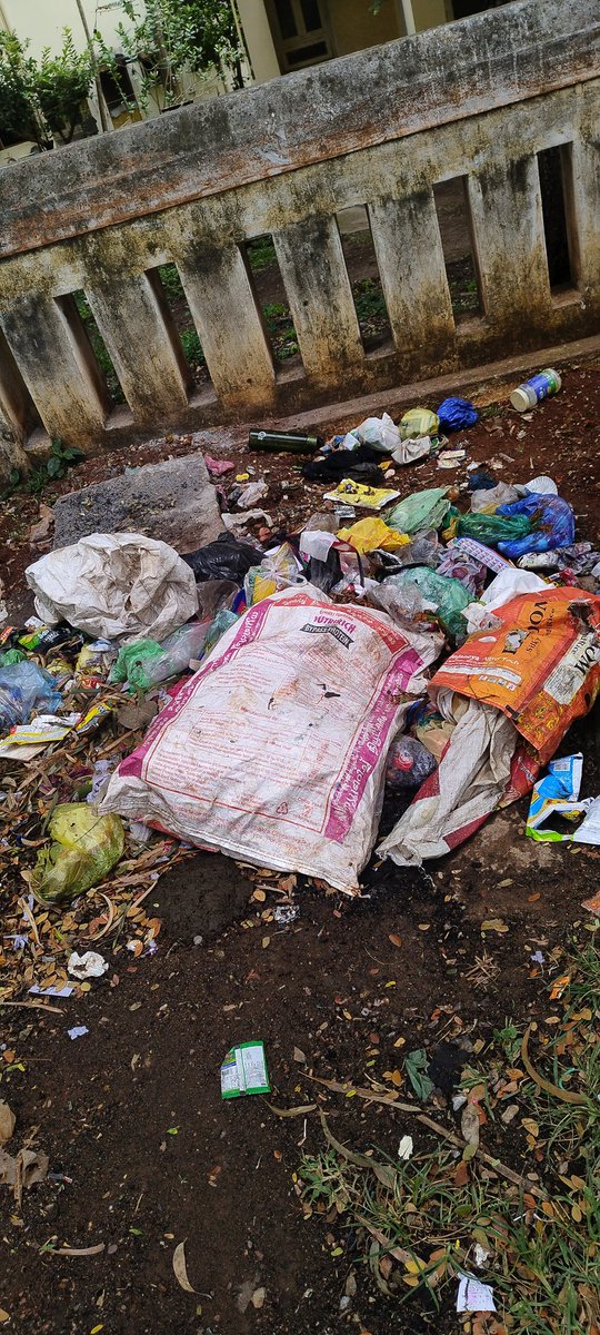 Prashanth_AP_'s tweet image. Dear @mysurucorp
Public are dumping garbage near the bus stand at Ramaswamy Circle, creating an unhygienic environment and unpleasant smell. Kindly take immediate action to install dustbins and display warnings. Regular cleaning is also needed.
#Mysuru #SwachhBharat #CleanMysuru