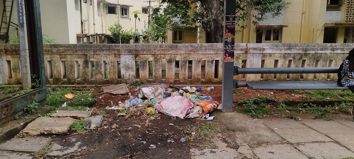 Prashanth_AP_'s tweet image. Dear @mysurucorp
Public are dumping garbage near the bus stand at Ramaswamy Circle, creating an unhygienic environment and unpleasant smell. Kindly take immediate action to install dustbins and display warnings. Regular cleaning is also needed.
#Mysuru #SwachhBharat #CleanMysuru