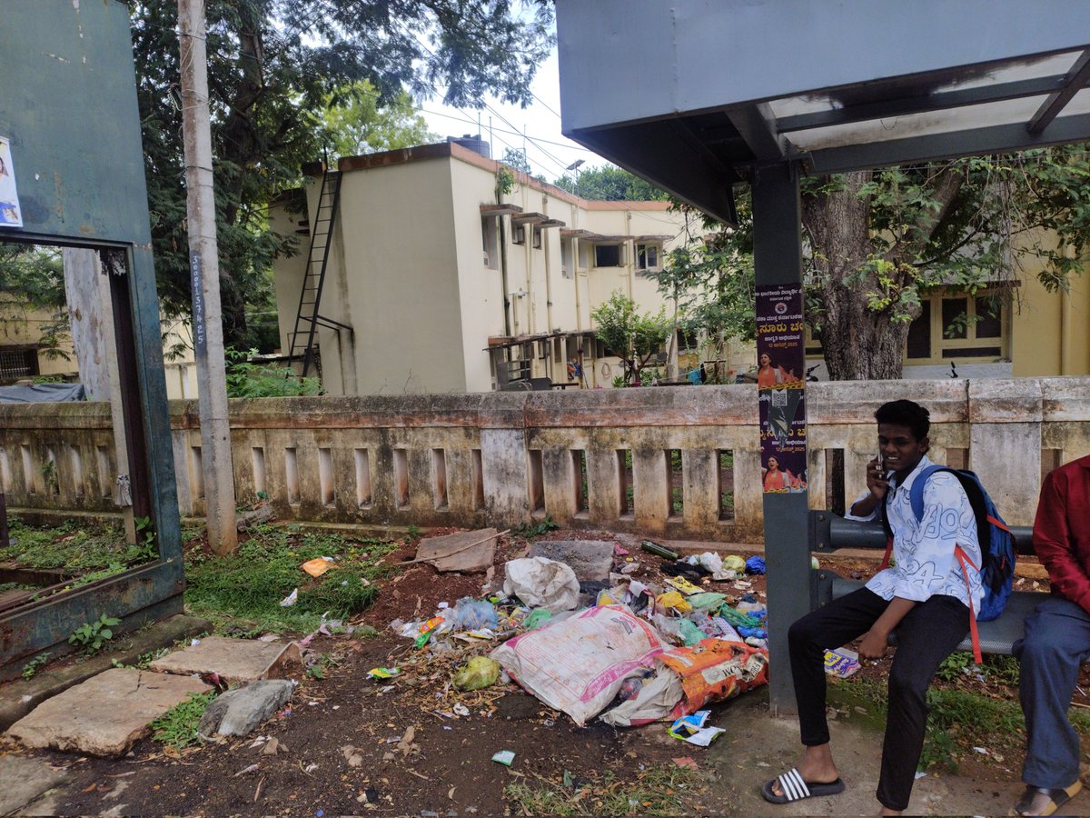 Prashanth_AP_'s tweet image. Dear @mysurucorp
Public are dumping garbage near the bus stand at Ramaswamy Circle, creating an unhygienic environment and unpleasant smell. Kindly take immediate action to install dustbins and display warnings. Regular cleaning is also needed.
#Mysuru #SwachhBharat #CleanMysuru