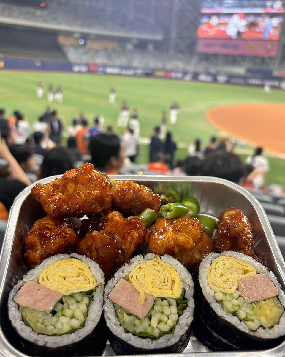 어쩌다보니 올해 본가보다 더 자주 간 고척 추천 먹거리 드갑니다
-육회바른연어 육회쫄면:배민포장은 세트만 있음 매장가면 단품 주문 가능,매콤하고 간단하게 먹기 좋음
-잭슨피자:1루 입장게이트쪽 길건너에 있음 혼자가면 p사이즈 추천
-오토김밥:야구장에서 먹기 좋은 음식 1위 드립니다