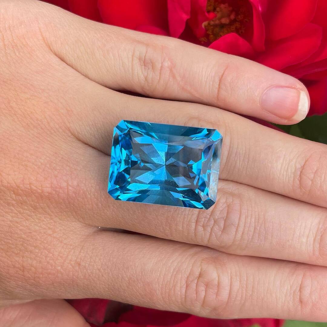 Topaz has that amazing show stopper effect. Especially when it comes in this size. But how do we get this colour? 

This 56.55ct Topaz is 25.5x19 and considered Swiss blue. 

This Swiss Blue colour is achieved by bombarding the stone with neutrons and el… instagr.am/p/DN45zyA0GPW/