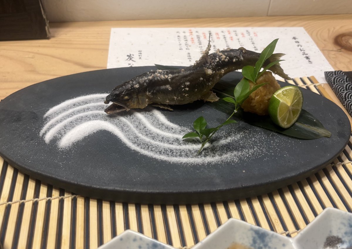 Cardinal_onc's tweet image. 新潟市中央区 #炉端割烹炭なじ
天然通上釣り鮎 薬塩焼き
日本酒大好きフォロワーさんと
炉端割烹炭なじさんへ♪
美味しい日本酒の数々と
五感で楽しむコース料理🐟
じっくり焼きあげた鮎は勿論
甘唐辛子や煮凝りのジュレなど
ベアリングの日本酒の数々🍶
充実したひとときでした🥺
#新潟 #鮮魚