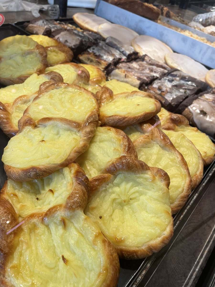 CaffeineCafe10's tweet image. 今朝の焼き立てパン買い出し
#コーヒー #cafe #カフェ #お菓子 #お菓子作り #ケーキ #料理 #料理好きと繋がりたい #チョコレート #スイーツ #パン