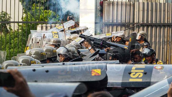 ✊🇮🇩 We stand in solidarity with Indonesian unions and workers!

Today, workers are uniting in front of the parliament in Jakarta, demanding:
💸 A higher minimum wage
❌ No to mass layoffs
🔄 End to outsourcing
⚖️ Fair tax reform

🔗en.tempo.co/read/2043886/b…
#ForDemocracy