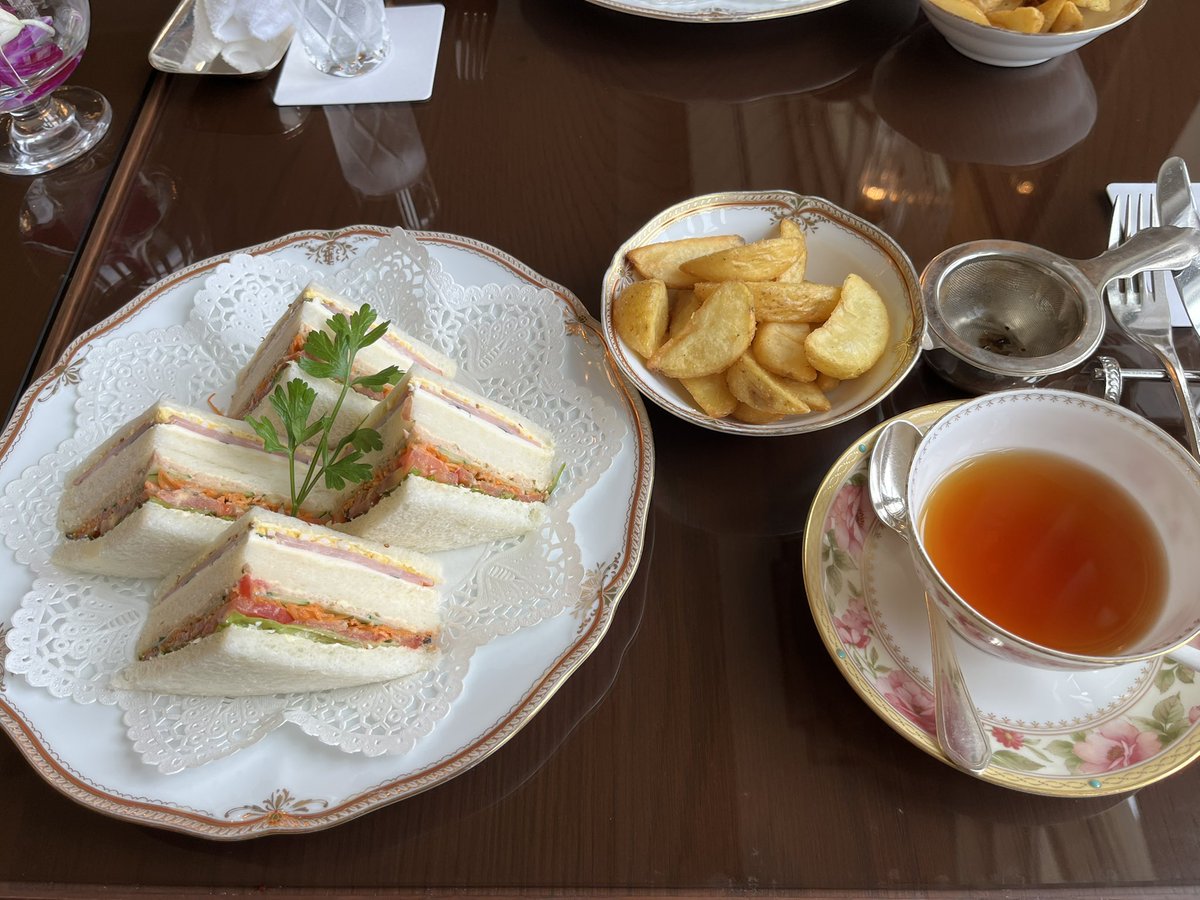 🌻夏の陽射しに映えるひまわりのお出迎え🌻
ホテルヨーロッパでコンサートを楽しみながらのランチタイム🎶🥪☕️
明るく爽やかな雰囲気に包まれて、最高のひとときでした😆✨
#ハウステンボス
#ホテルヨーロッパ
#ひまわり
#コンサートランチ