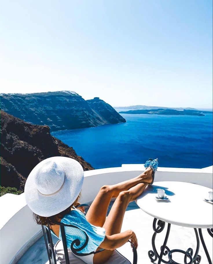 No sé quién necesita escuchar esto, pero:
La vida es demasiado corta para perseguir la versión de felicidad de otra persona...
 Elige tu propia aventura.
💙🩵

Buenos días mundo ☀️