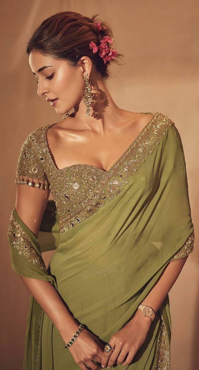 wildcry808's tweet photo. Ananya Panday looking elegant in a green saree!!
#AnanyaPanday #Ananyaindetails #FaceCard #AnanyaPandayhot #Bollywoodindetails https://t.co/i4WAfroEOM