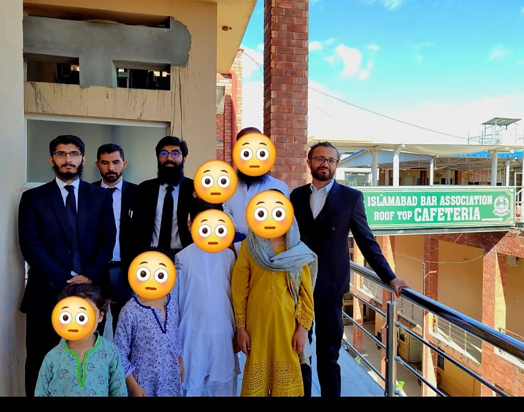 aainwaqanoon's tweet photo. میاں بیوی میں سے کوئی ایک پاکستانی اور دوسرا افغانستان کا ہو تو اسے عدالت سے اسٹے آرڈر مل سکتا ہے۔ اور پاکستانی شہریت بھی۔ایسی ہی تین فیملیز کو جناب عمر اعجاز گیلانی،ایڈووکیٹ سپریم کورٹ، نے  ڈی پورٹ ہونے سے بچایا۔ 
1/6 https://t.co/VeUFsO3wzD