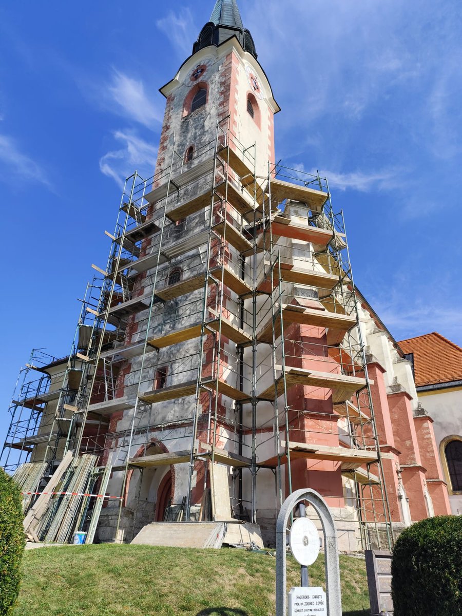 peter_sv's tweet image. 👷🏻 In tako se je včeraj za Marijino svetišče na Gorci začelo novo, še lepše poglavje. Fasadni odri kažejo lepo prihodnost našega dragocenega bisera, znanega daleč naokoli in vsem Šempetrčanom. Hvaležni smo vsem dobrim ljudem, ki ste po svojih močeh že prispevali sredstva. 🧵