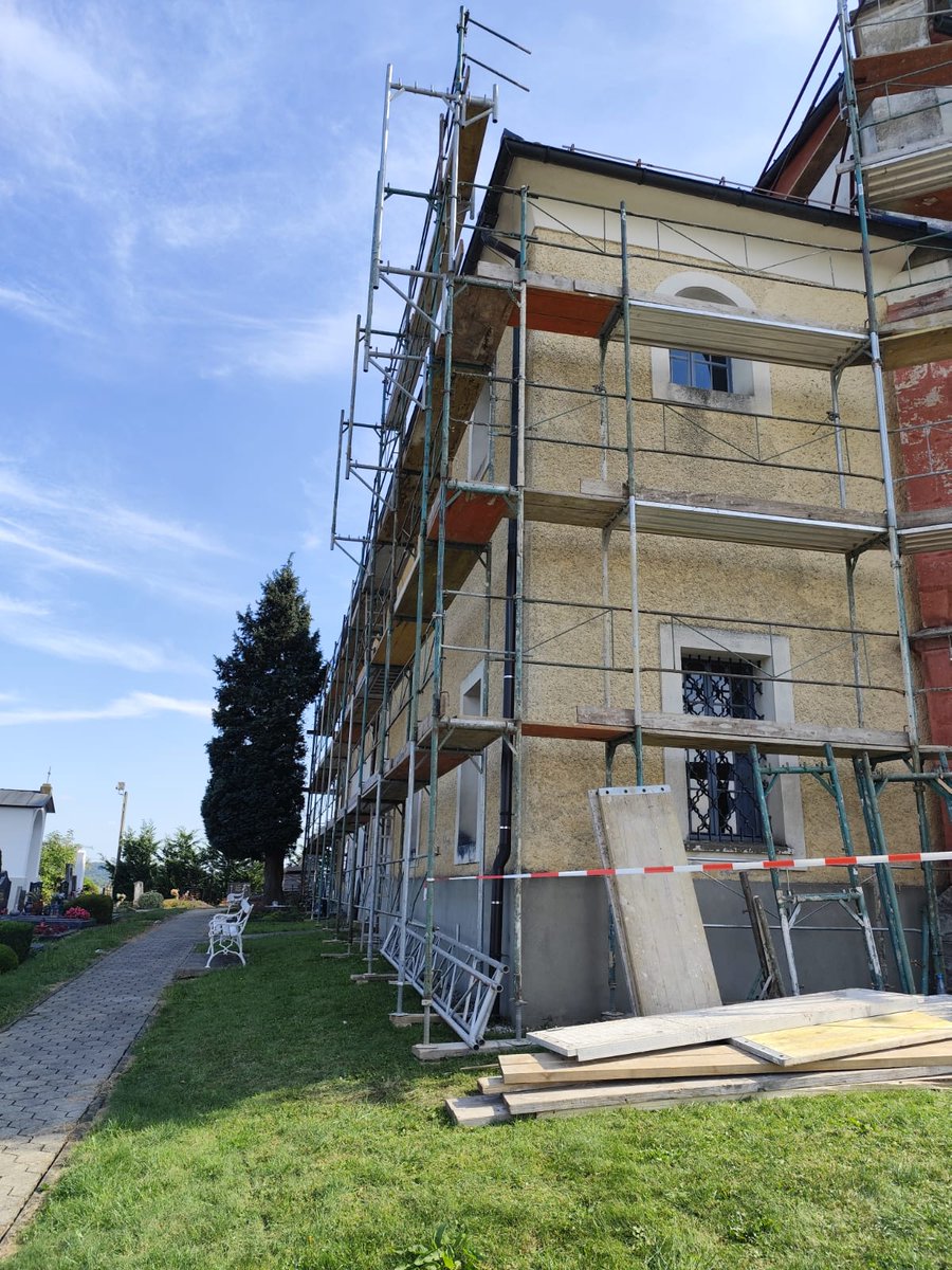 peter_sv's tweet image. 👷🏻 In tako se je včeraj za Marijino svetišče na Gorci začelo novo, še lepše poglavje. Fasadni odri kažejo lepo prihodnost našega dragocenega bisera, znanega daleč naokoli in vsem Šempetrčanom. Hvaležni smo vsem dobrim ljudem, ki ste po svojih močeh že prispevali sredstva. 🧵