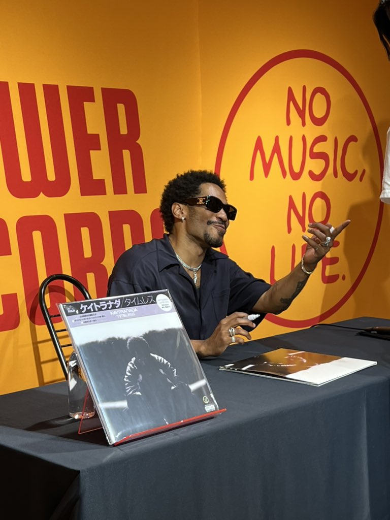 INTSonyMusicJP's tweet photo. #KAYTRANADA (ケイトラナダ)
サイン会@タワレコ渋谷🗼⚡️

本日東京・豊洲PITでの単独来日公演を
予定しているKAYTRANADAの
サイン会が無事終了！

ファンのみなさん1人1人の名前を書いて
笑顔&amp;丁寧に対応してくれました🔥

夜のライヴまでプレイリストで予習🪩
▷ https://t.co/9DdJjCtp5C https://t.co/26yrEs1VVz