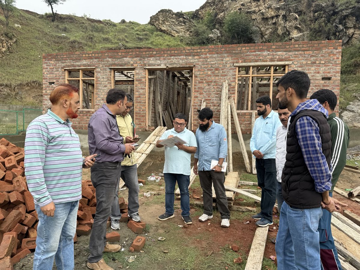 jkrddpr's tweet photo. After a 2-day visit to Kulgam, the team from the Ministry of #PanchayatiRaj is now in District Pulwama to review progress &amp; strengthen the grassroots Panchayati Raj system.
#GoodGovernance #Pulwama #RDPR #ParticipatoryDevelopment #ANI https://t.co/HW9wIF1C8P