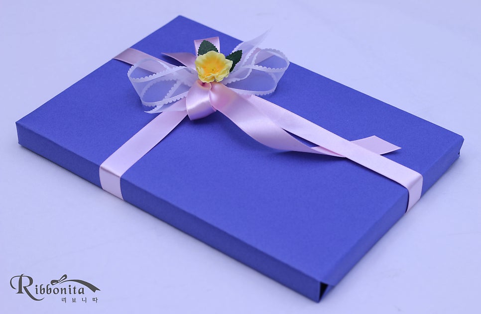 걸그룹 #있지(#ITZY)의 메인보컬인 #리아(#LIA) 양의 생일을 맞아 올해도 팬분들께서 엽서북을 제작해 리보니따에 선물포장을 맡겨주셨어요. 선물포장 컨셉은 블루톤 포장지에 핑크 보라 리본과 화이트 오간디 리본 그리고 옐로우 작은 꽃으로 장식을 해드렸어요. m.blog.naver.com/chmik10/223985…
