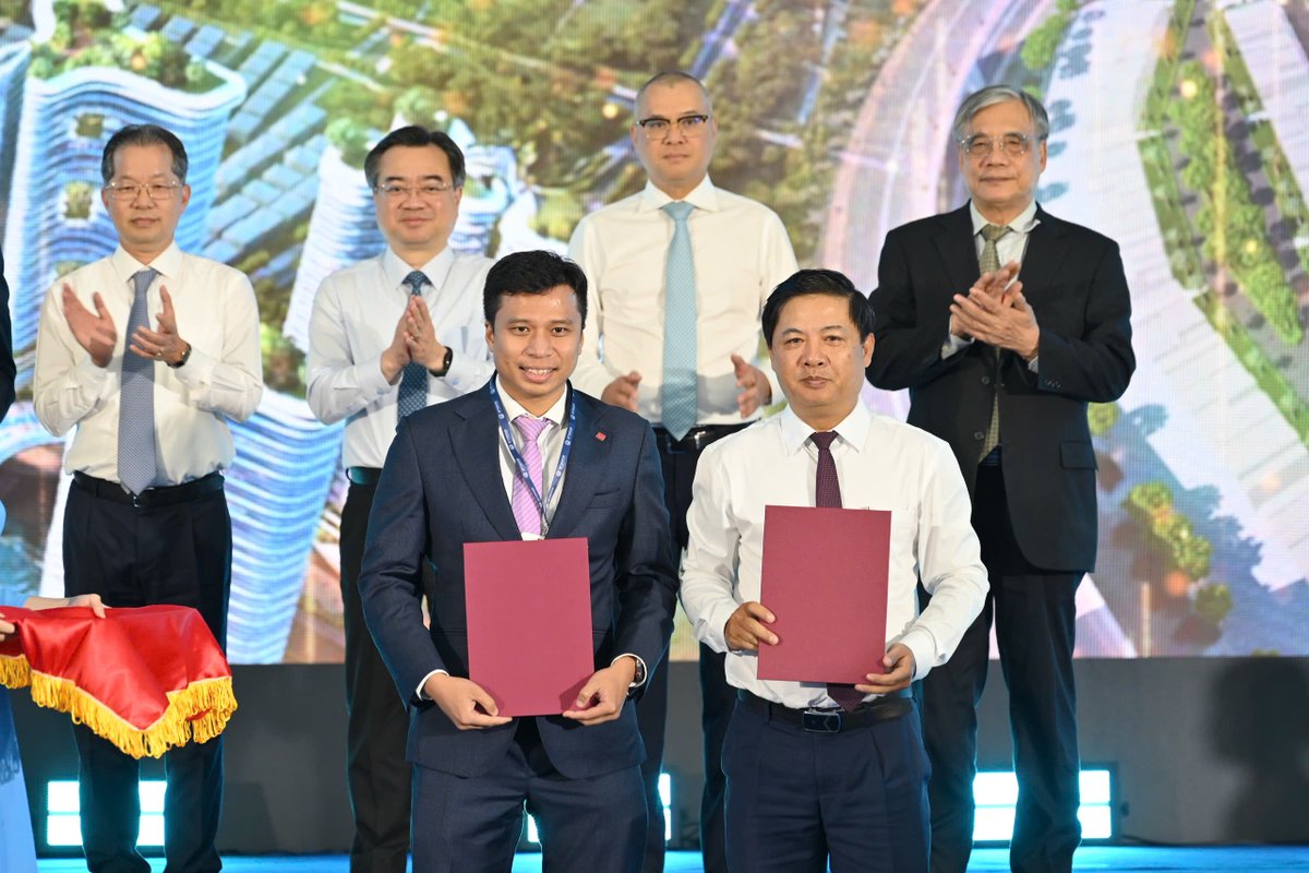 SSIDigital_'s tweet photo. BREAKING NEWS | SSI x Da Nang | Strategic Cooperation

At Da Nang Finance &amp; Tech Week, SSI Securities signed an MOU with the People’s Committee of Da Nang City – marking a bold step in shaping the future of finance in Vietnam. https://t.co/Y6tmw4B8xv