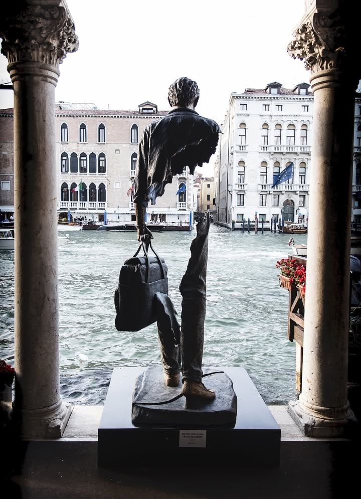 Fragmented travelers. Amazing sculpture by Bruno Catalano.
v/ 📸 STREET ART UTOPIA 
#BrunoCatalano #StreetArt #Sculpture