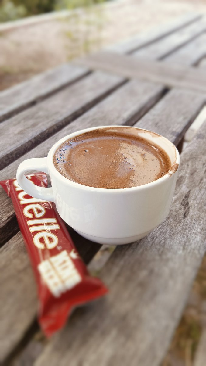 Boşver be yaşı başı...
Yüzündeki çizgileri, saçındaki beyazı.
Kaç bahar daha göreceğin meçhul ömründe fazla kurcalama hayatı.. Gül gülebildiğince,
Sev sevebildiğince,
Yaşa yaşayabildiğince...!

Can YÜCEL #günaydın #perşembe