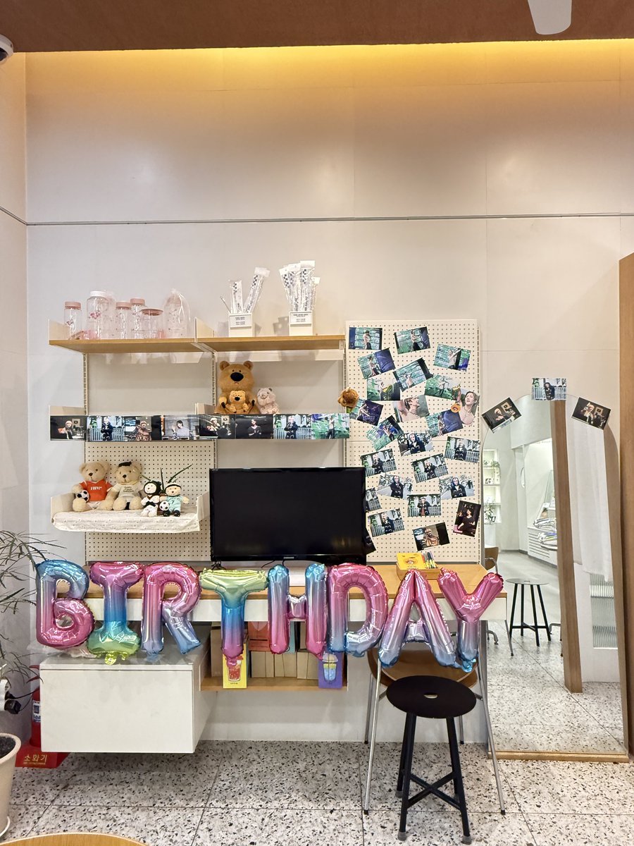 Dolphin_uni's tweet photo. 후이야 생일축하해 🎉💕
#LEEHOETAEK #후이 #HUI #이회택 #LEEHOETAEK
#후이데이 #HUIDAY #후이생카
#펜타곤 #PENTAGON
#Hui_season2_레전설의_시작 https://t.co/cRMtqILxfg
