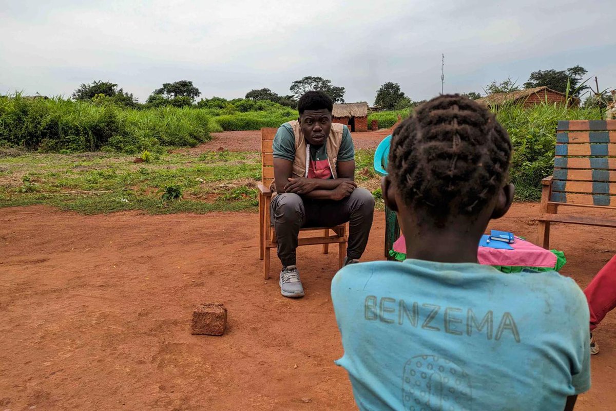 Karl Malone, from UNICEF partner Esperance, provides psychological support to Brigitte, 10, who was sexually assaulted in her neighbourhood.

In CAR, 1 in 4 girls has suffered this type of violence.

Read more 👉 unicef.link/45QoSBe

Thanks <a href="/StateDept/">Department of State</a> &amp; UNICEF Spanish Natcom