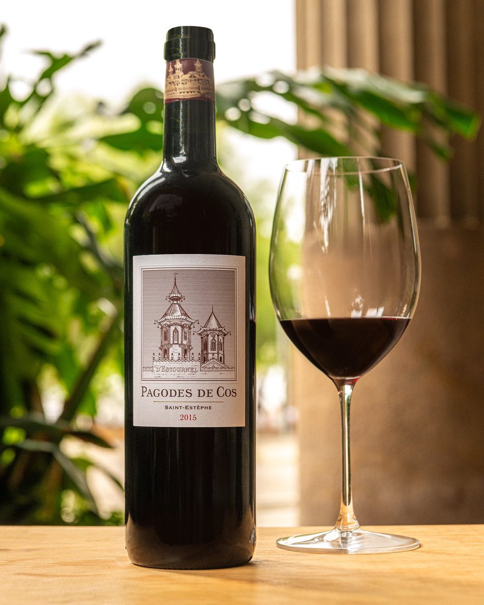 Pagodes de Cos es el “second vin” del mítico Cos d’Estournel, el icónico château de Saint-Estèphe (Bordeaux). Elaborado con cabernet sauvignon, merlot, cabernet franc y petit verdot de viñedos de 40 años. Un excelente tinto aromático y frutal. #vinodeldía bit.ly/4m5PTY6