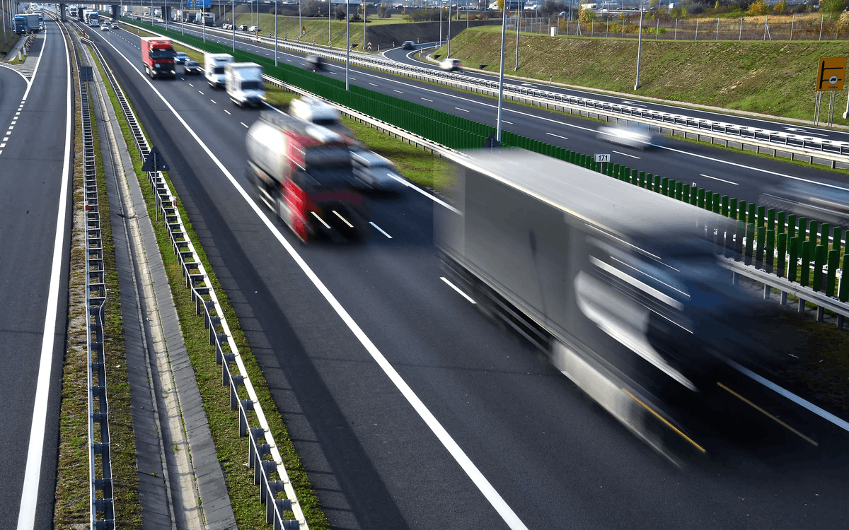 Las sanciones por incumplimiento de las normas de cabotaje en España son bastante severas, ya que puede suponer competencia desleal y poner en riesgo la sostenibilidad del sector. En este post, te lo contamos: loom.ly/G-8lFLY

#transporte #transporteinternacional