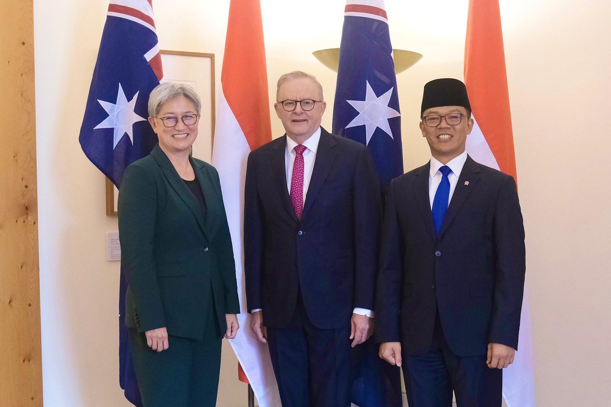 Menlu_RI's tweet photo. Paid a courtesy call on Prime Minister @AlboMP 🇦🇺 with Pak Menhan @sjafriesjams, sharing the latest positive developments in 🇮🇩🇦🇺 relations following the Annual Leaders' Meeting in May and Indonesia’s commitment to continue advancing the partnership https://t.co/NptJVXKbe7