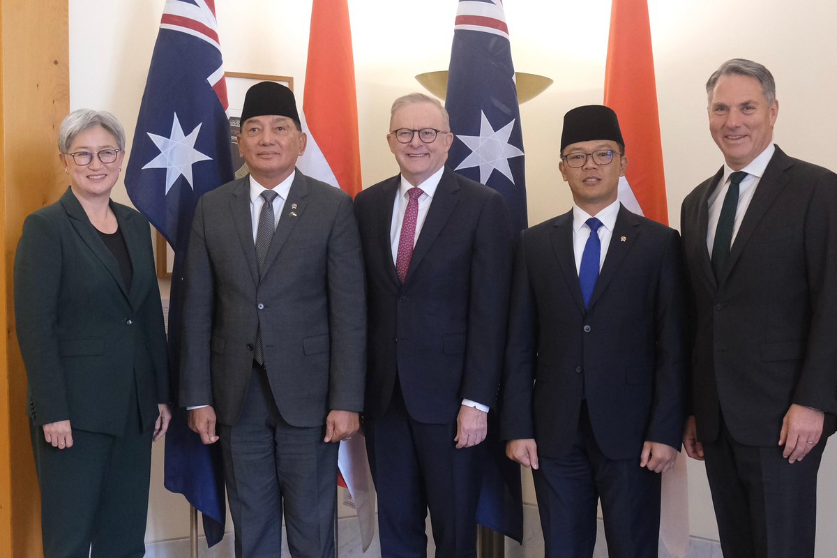 Menlu_RI's tweet photo. Paid a courtesy call on Prime Minister @AlboMP 🇦🇺 with Pak Menhan @sjafriesjams, sharing the latest positive developments in 🇮🇩🇦🇺 relations following the Annual Leaders' Meeting in May and Indonesia’s commitment to continue advancing the partnership https://t.co/NptJVXKbe7