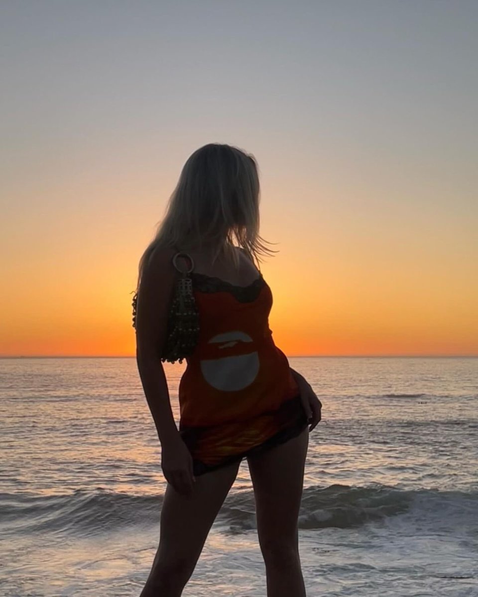 In the wake of your sunshine
I've never felt so glum
Think I'm made up of moonlight