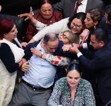 cucebrio1's tweet image. Mira, Emiliano González González, personero del kulo Fernández Noroña : Gustavo Madero es de mayor edad que tú y salió ileso del ataque de los morenarcos así que no mms.

#NoronaPocosHuevos 
#ChingaTuMadreNoroña