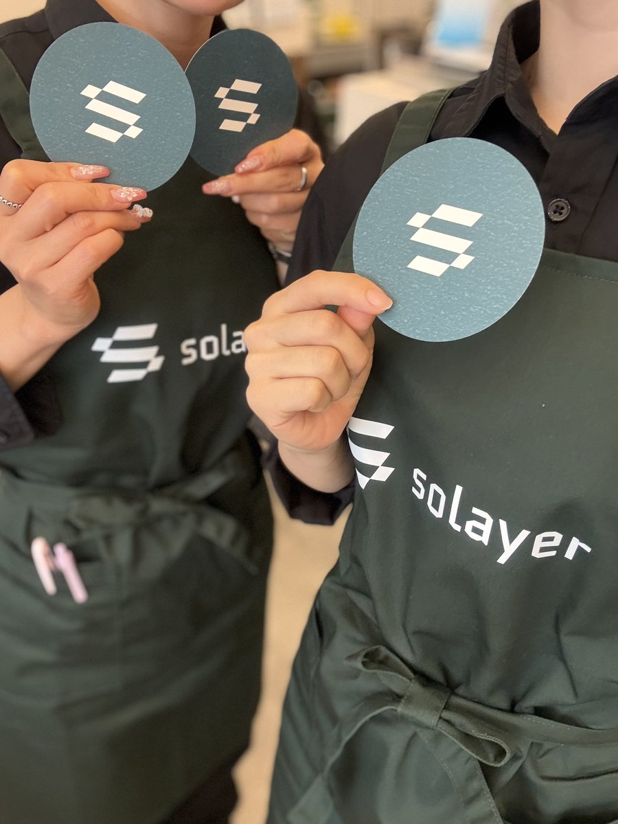 cafeBLOCK_staff's tweet photo. Solayerコラボカフェ4日目🍵💚
今日はお昼2人で頑張る〜
Solayerのイメージカラー可愛い！
しかも明日はcryptobarや〜🥂

#SolayerCafe
#cafeBlock https://t.co/mVWlLfRBX3