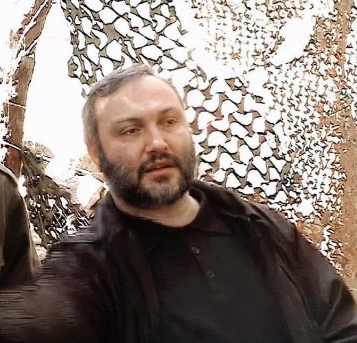 لا زال غموضُك قافيتي سراً أهواهُ..