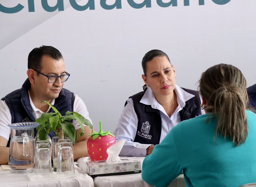 rodogomezc's tweet photo. En #MiércolesCiudadano, recibimos de frente a las y los ciudadanos que confían en el diálogo como camino para mejorar su entorno. Cada voz cuenta, cada solicitud importa. https://t.co/bbIDAqESkM