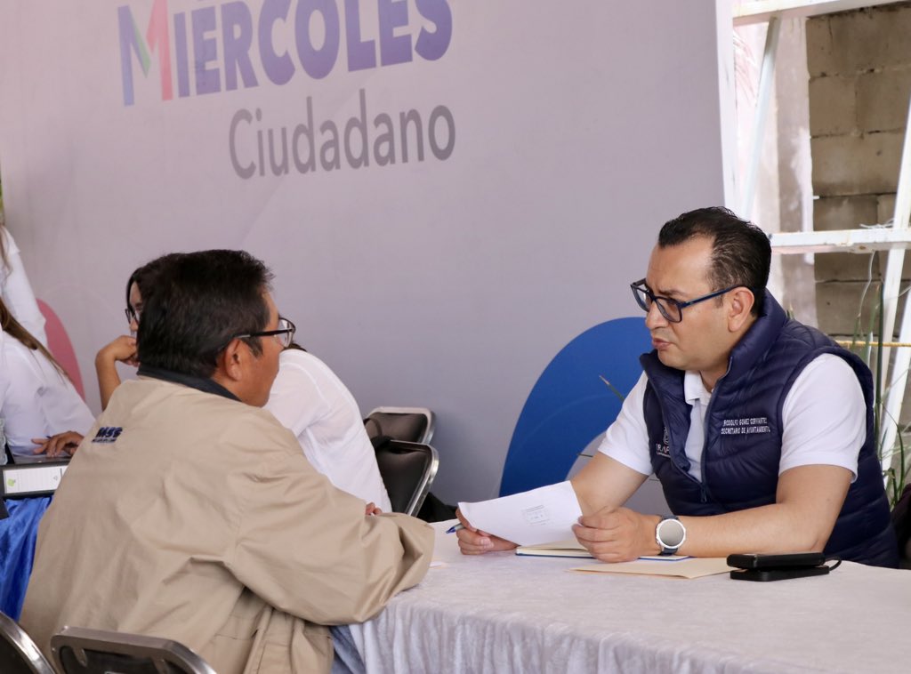 rodogomezc's tweet photo. En #MiércolesCiudadano, recibimos de frente a las y los ciudadanos que confían en el diálogo como camino para mejorar su entorno. Cada voz cuenta, cada solicitud importa. https://t.co/bbIDAqESkM