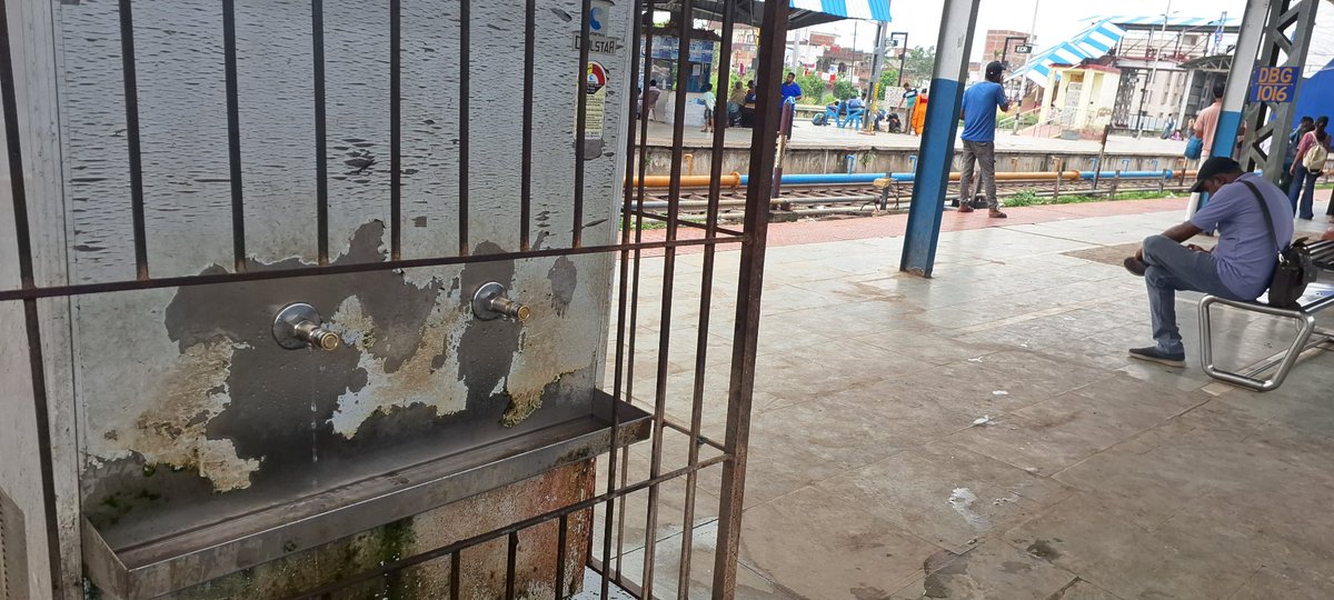 Siddhantsaurab2's tweet photo. @spjdivn @indianrail  @DrmSamastipur 
This is darbhanga junction , platform number 2 . Drinking water is being wasted please take relevant action  @RailMinIndia @RailwaySeva @EasternRailway @spjdivn @rpfspj  @rail https://t.co/snJ5SoEyj0