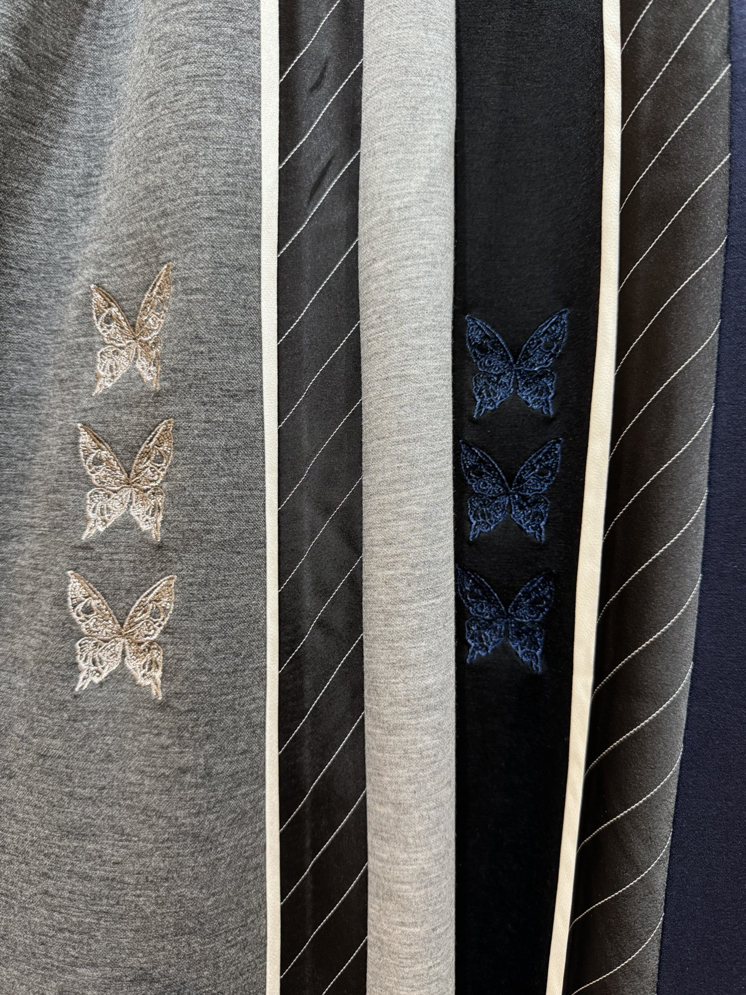 ダークグリーン スラックス 蝶刺繍入り Fusion Flowers ウール&シルク アリー手刺繍ストール (ダーク