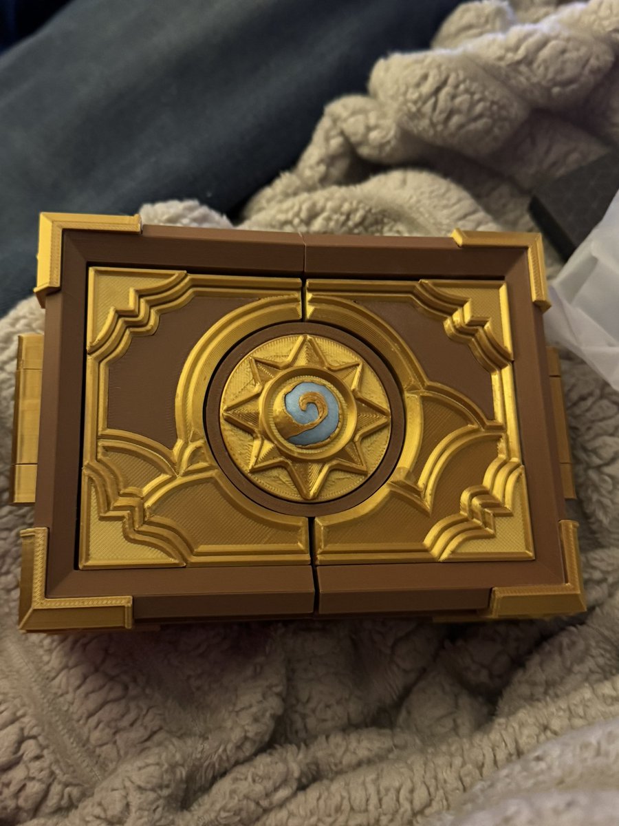 I know everyone’s mad at Hearthstone right now but peep this super cute box I got for my birthday 🥰