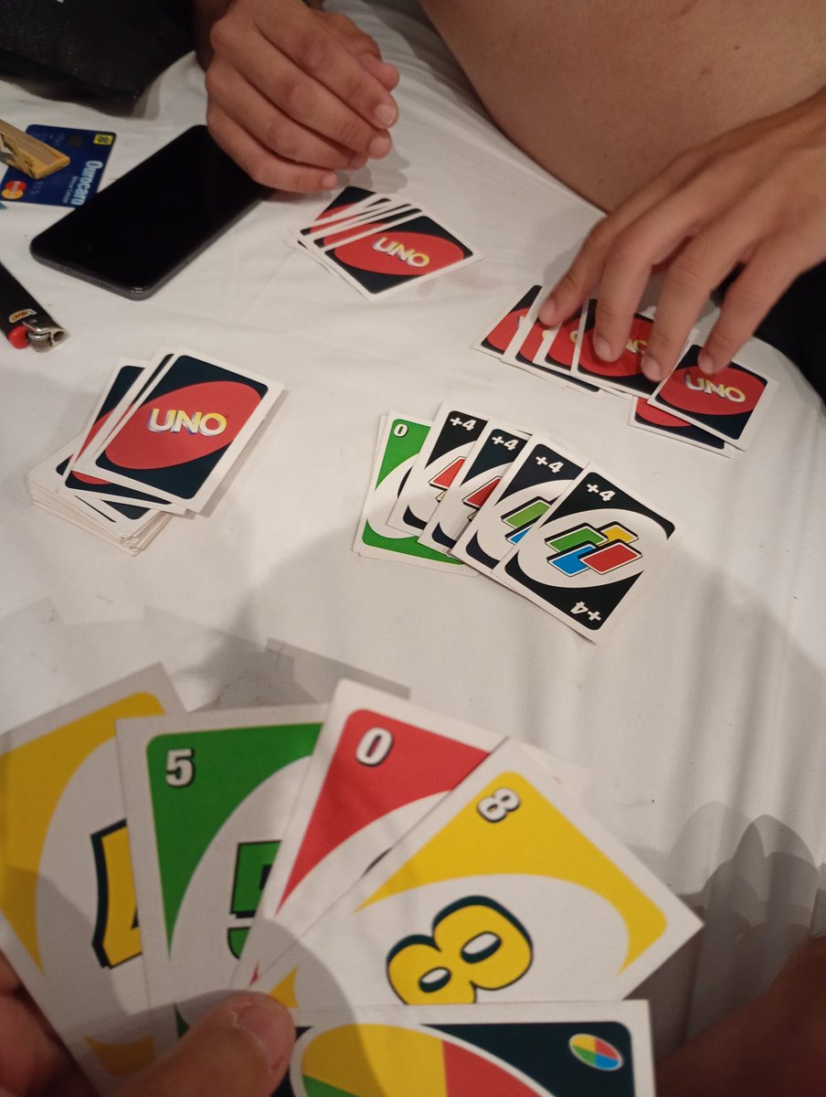 Como terminar com o seu namorado jogando uno: