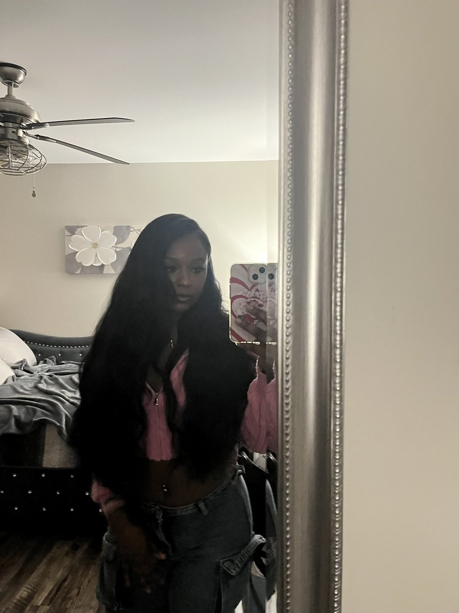 nazeaispretty's tweet photo. for the ppl that’s asking me what i look like .. now tell me im pretty pls 🥰 https://t.co/7U8jb8FaBh