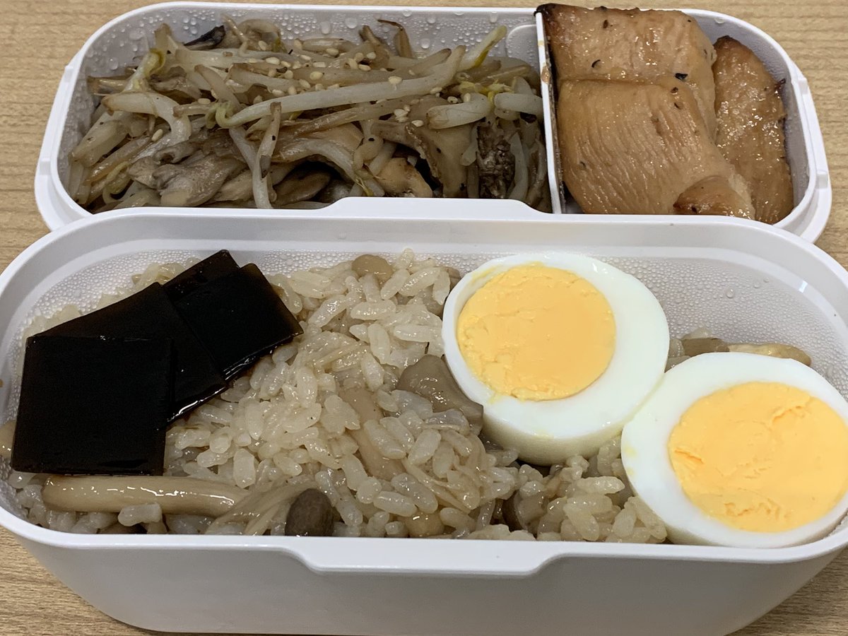 きのこの混ぜご飯🍄（昆布
舞茸もやし炒め
鶏胸肉（焼肉のタレ
ゆで卵

食べました

#昼ごはん