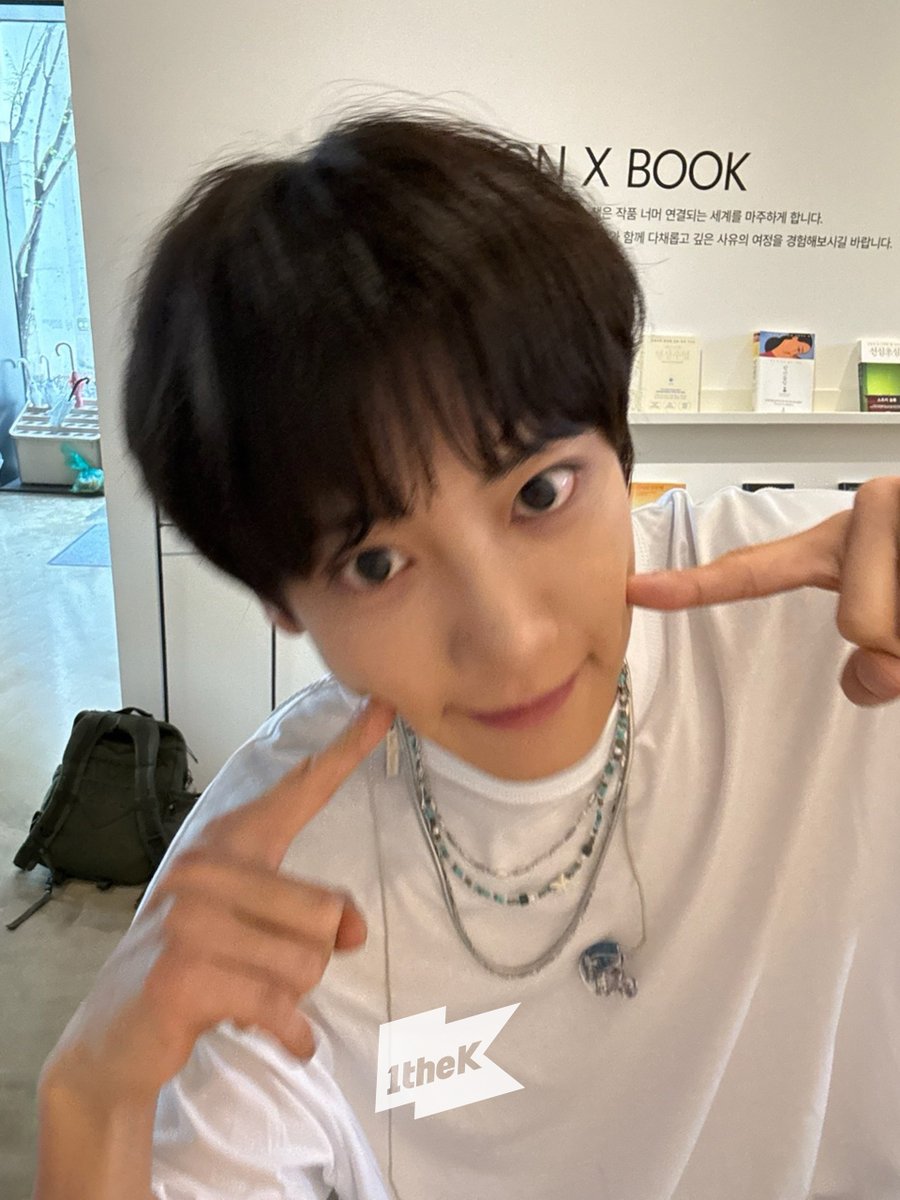 1theK's tweet photo. #찬열 셀카 하룰라라 갈 준비 완료!🪽
어쩜 이리 한결같이 귀엽고 멋있어(｡•́︿•̀｡)｡゜
#야외녹음실 #CHANYEOL #UpsideDown @weareoneEXO

#Beyond_the_Studio 👉 https://t.co/yrSh6jXGnM https://t.co/FT2SRrTWLM