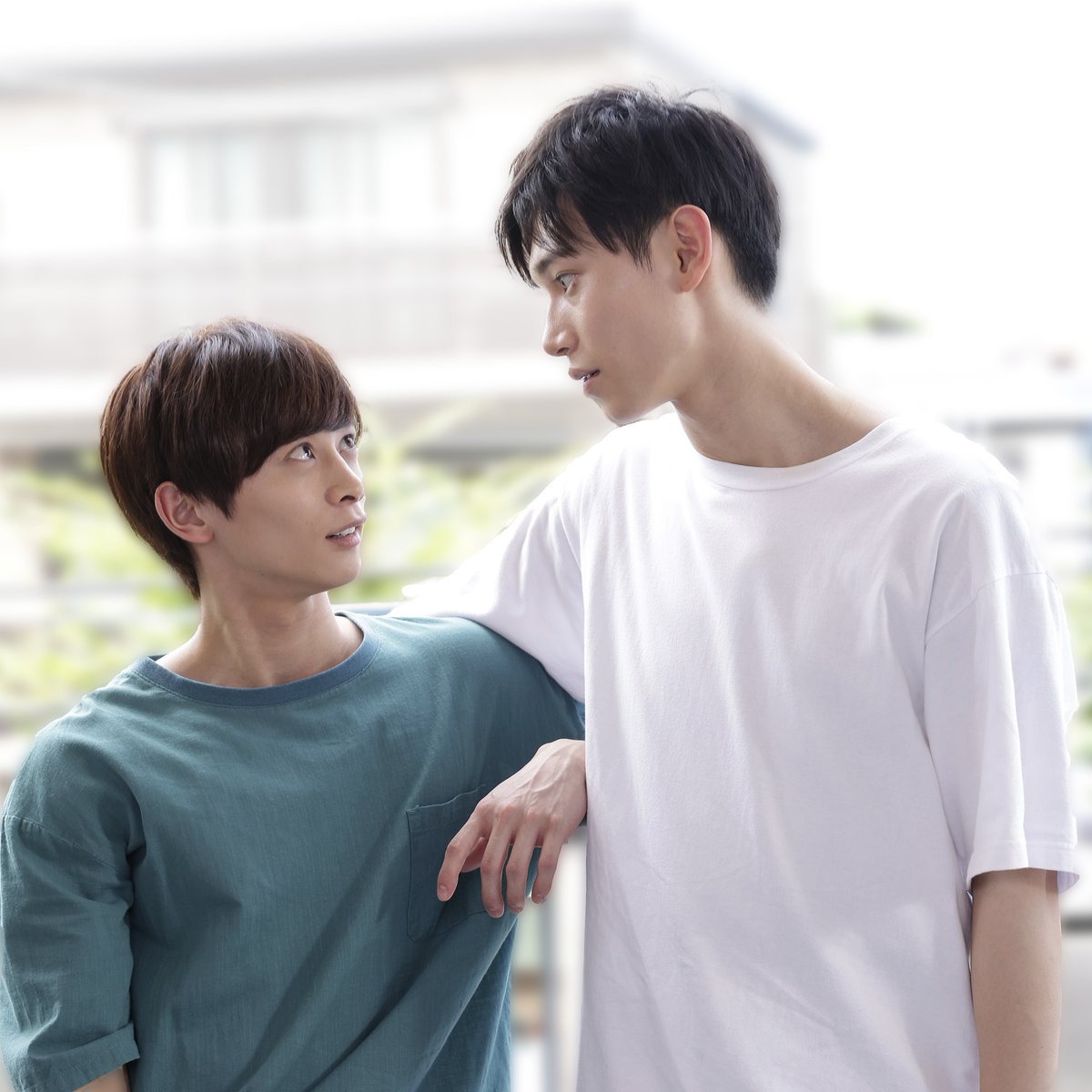 drama_share_tv's tweet photo. #ドラマ彼のいる生活 🌿
キービジュアル撮影中

二人が暮らす部屋で撮影したく、ドラマ収録中に時間をいただきました
💙渾身の変顔が引き出した🧡最高の笑顔
素敵な2ショット📸をありがとうございました

#ドラマ彼活
#佐藤瑠雅
#坂井翔
#LivingWithHim

💻FOD他で配信中
📀BD・DVD発売中 https://t.co/ZHhyb1iM4K