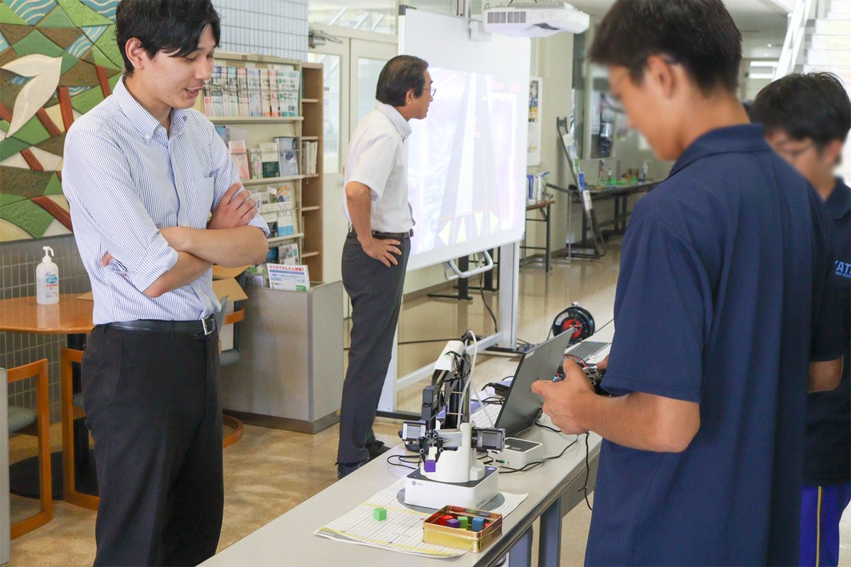 kita_com's tweet photo. 高田高校　1年生のみなさんが学校見学に来てくれました😊
学生が制作したリズムゲームの他、ドローン、VR、ロボットアームなどの操縦を体験していただきました！ https://t.co/OugUdXos60