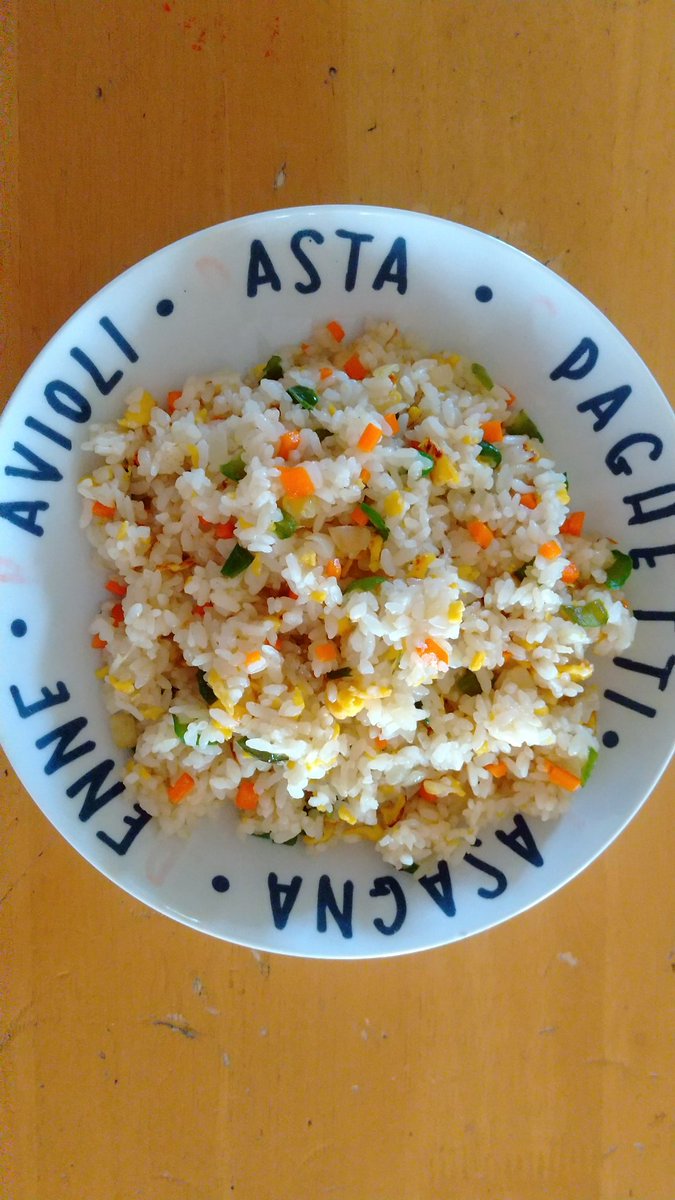 お昼は自作チャーハン。お肉無いのと見た目よろしくないのは見逃してね😉
