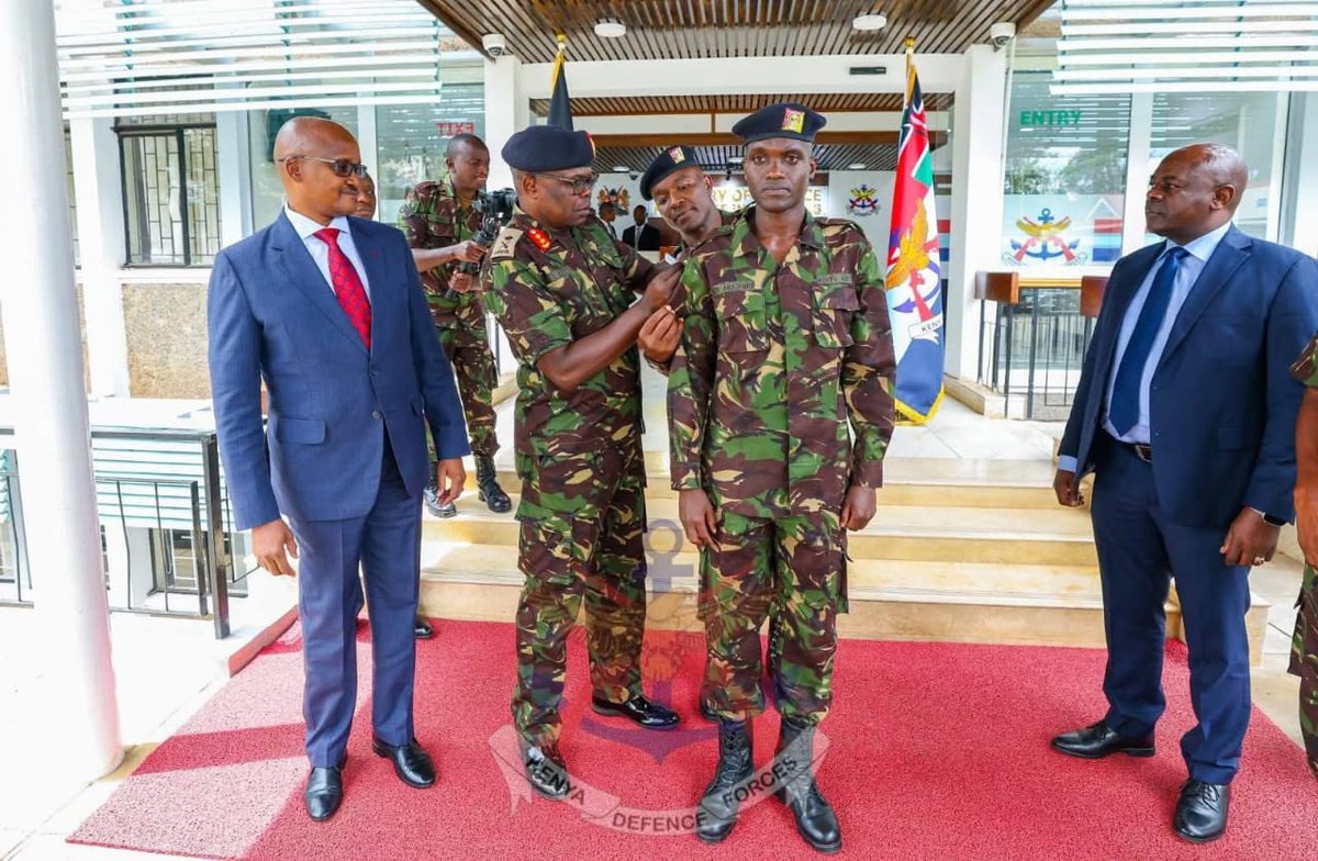HAPO SAWA MUCHIRI👏👏👏👏

Harambee Stars and Ulinzi Stars striker Boniface Muchiri has received a well-deserved promotion from Senior Private to the rank of Corporal in the Kenya Defence Forces (KDF), a recognition of his outstanding contributions to both his club and the