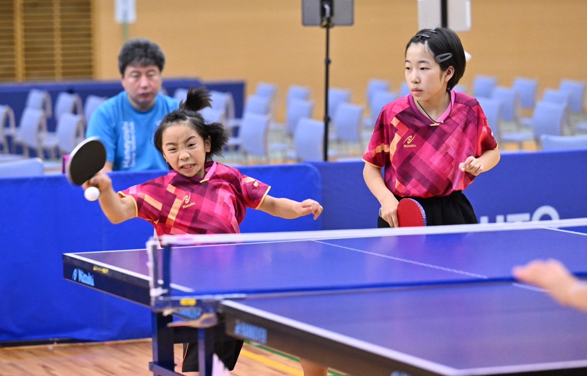 #全国ホープス 女子団体のベスト4が決定
　小学生チームの日本一を決める「ロートカップ 第43回全国ホープス卓球大会」がエスフォルタアリーナ八王子で開催。

▼女子団体準決勝 第2試合の結果
羽佳卓球倶楽部（東京）　3-1　マエタク（群馬）

#卓球 #卓球レポート #卓レポ