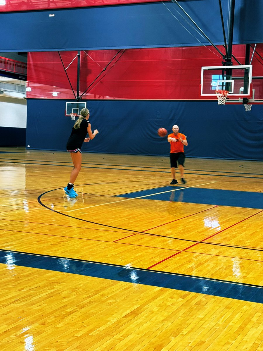 ZzoranIvezaj's tweet photo. No secrete sauce in the Ivezaj recipe.  Head down, commitment, and trust the process.
@izzyivezaj @calistaivezaj8 

💯💪🏼🏀🫶🏼

Another great workout with one of the best @coachmsoukup 

@StoneyCreekwbb @MImystics @MysticsRuh https://t.co/mmd5Z3mUKm