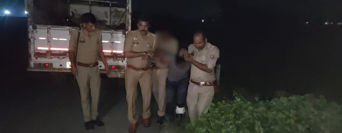 ghazipurpolice's tweet image. थाना  शादियाबाद पुलिस टीम द्वारा  शातिर गौ तस्कर पुलिस मुठभेड़ में घायल/गिरफ्तार जिसके कब्जे से 01 अदद अवैध तमंचा .315 व 01 अदद खोखा कारतूस .315 बोर 01 अदद जिंदा कारतूस.315 बोर व 01 अदद पिकअप मय गोवंश बरामद । 
प्रकरण के संबंध में श्रीमान क्षेत्राधिकारी भुड़कुड़ा महोदय की बाइट।…