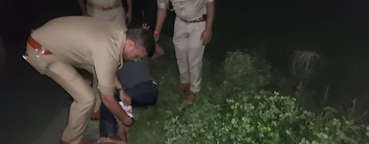 ghazipurpolice's tweet image. थाना  शादियाबाद पुलिस टीम द्वारा  शातिर गौ तस्कर पुलिस मुठभेड़ में घायल/गिरफ्तार जिसके कब्जे से 01 अदद अवैध तमंचा .315 व 01 अदद खोखा कारतूस .315 बोर 01 अदद जिंदा कारतूस.315 बोर व 01 अदद पिकअप मय गोवंश बरामद । 
प्रकरण के संबंध में श्रीमान क्षेत्राधिकारी भुड़कुड़ा महोदय की बाइट।…