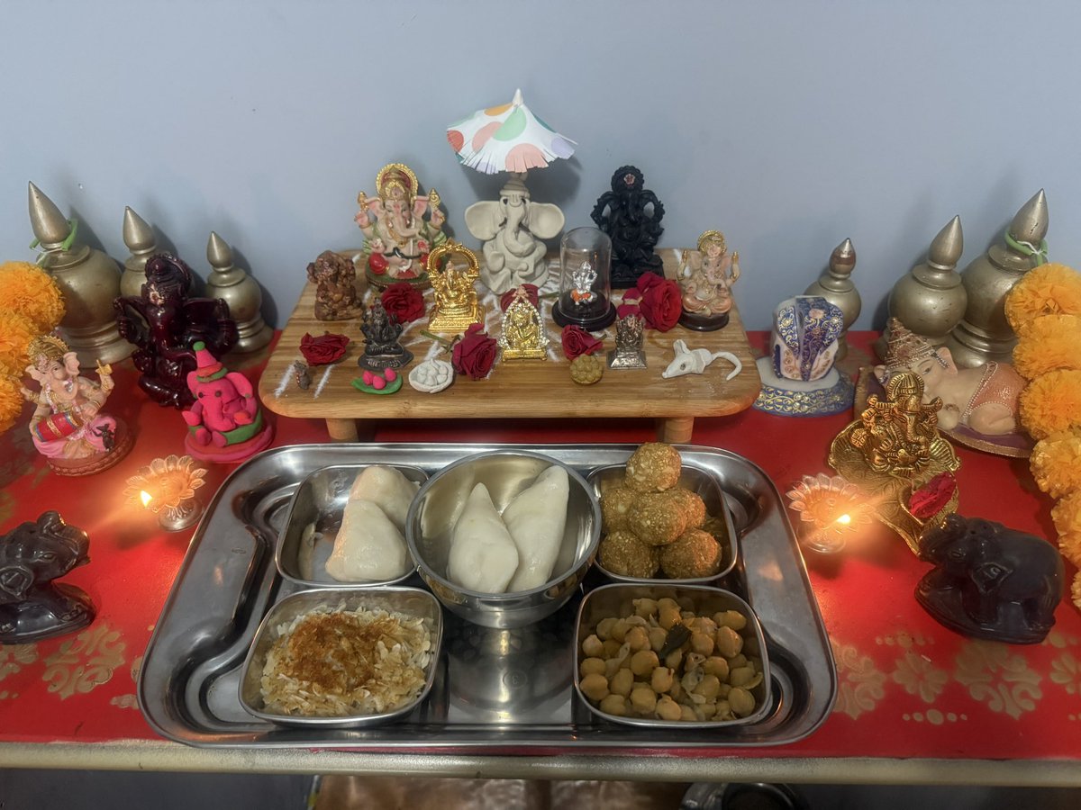 🖤மதுரக்காரி❤️ (@amumameetsu) on Twitter photo நீயா வீட்டுக்கு வந்தா தான் உனக்கு கொழுக்கட்டை செய்வேன்னு எங்களுக்குள்ள ஒரு அக்ரீமெண்ட். இங்க இருக்குற எல்லாரும் தானா வந்தவங்க தான். வருஷா வருஷம் வந்துகிட்டே இருக்குறவரு இந்த வருஷம் நேத்து வரைக்கும் வரல. நேத்து நைட் பெருச play date ல இருந்து pickup பண்ணப்போ கைக்கு வந்தாரு அந்த கொட நீயா வீட்டுக்கு வந்தா தான் உனக்கு கொழுக்கட்டை செய்வேன்னு எங்களுக்குள்ள ஒரு அக்ரீமெண்ட். இங்க இருக்குற எல்லாரும் தானா வந்தவங்க தான். வருஷா வருஷம் வந்துகிட்டே இருக்குறவரு இந்த வருஷம் நேத்து வரைக்கும் வரல. நேத்து நைட் பெருச play date ல இருந்து pickup பண்ணப்போ கைக்கு வந்தாரு அந்த கொட